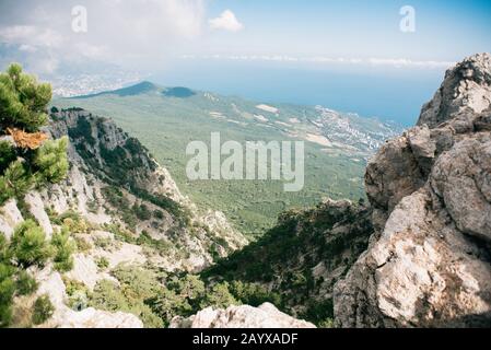 Blick vom Berg Ai Petri. Krim. Russland. Schwarzes Meer und Jutta im Hintergrund. Stockfoto