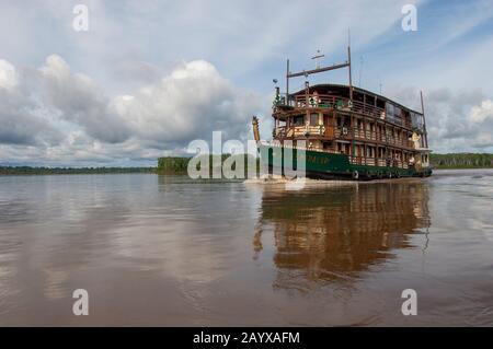 Kreuzfahrtschiff La Esmeralda am Fluss Maranon im peruanischen Amazonas-Flussbecken bei Iquitos. Stockfoto