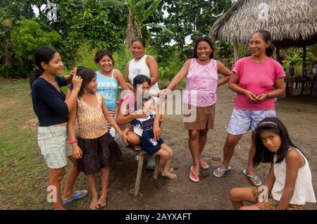 Eine Gruppe von Frauen und Mädchen in einem Dorf am Fluss Maranon im peruanischen Amazonasbecken in der Nähe von Iquitos. Stockfoto