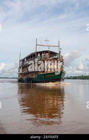 Kreuzfahrtschiff La Esmeralda am Fluss Maranon im peruanischen Amazonas-Flussbecken bei Iquitos. Stockfoto