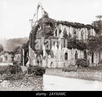 Tintern Abbey, Monmouthshire, Wales, Großbritannien. Die Abtei wurde 1131 gegründet. Nach einem anonymen Foto, das Mitte des 19. Jahrhunderts aufgenommen wurde. Stockfoto