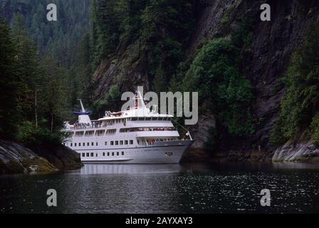 Kreuzfahrtschiff Americana (ehemalige Yorktown Clipper), das durch die Verengerungen in der Rudyerd Bay in Tracy Arm bei Ketchikan, Alaska, Vereinigte Staaten von Amerika führt. Stockfoto