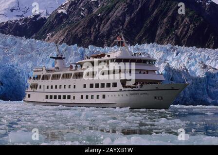 Kreuzfahrtschiff Americana (ehemaliger Yorktown Clipper) vor dem Sawyer-Gletscher in Tracy Arm bei Juneau, Alaska, Vereinigte Staaten von Amerika. Stockfoto