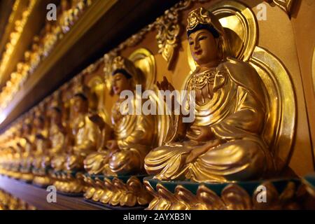 Unendliche Goldstatuen Stockfoto