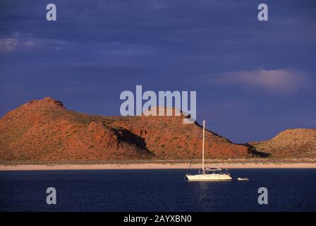 Segelboot am Abend leicht vor Anker in der geschützten Bucht von San Francisco Island in Baja California, Mexiko. Stockfoto