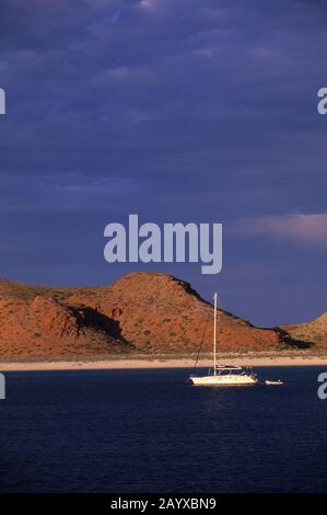 Segelboot am Abend leicht vor Anker in der geschützten Bucht von San Francisco Island in Baja California, Mexiko. Stockfoto