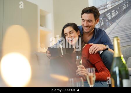 Paar liebt es, Geschenke für den Valentin'es Day zu tauschen Stockfoto