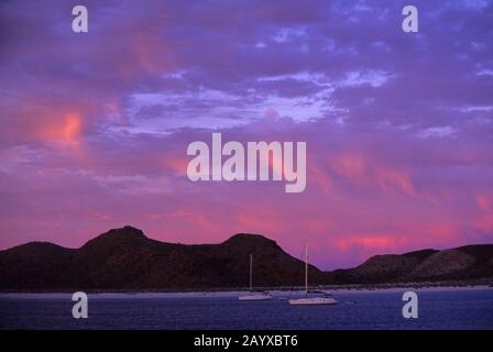 Abendhimmel über Segelbooten vor Anker in der geschützten Bucht von San Francisco Island in Baja California, Mexiko. Stockfoto