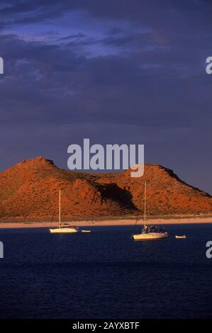 Segelboote am Abend Licht vor Anker in der geschützten Bucht von San Francisco Island in Baja California, Mexiko. Stockfoto