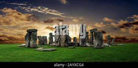 Stonehenge großes Panorama bei Sonnenuntergang, Großbritannien (ohne Touristen) Stockfoto