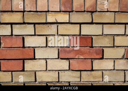 Alte Backstein-Wand-Hintergrundtextur aus altem Vintage-Backstein mit gelbem und rotem Backstein Stockfoto