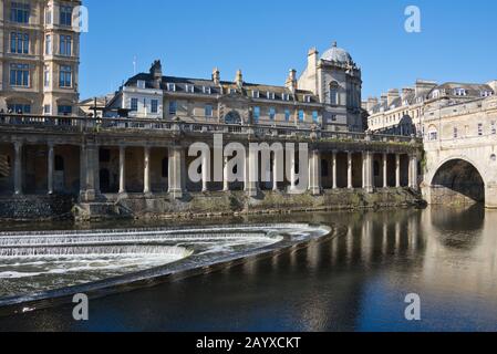 Pulteney Bridge und Weir am Fluss Avon im Bath City Center, Somerset, England, Großbritannien Stockfoto