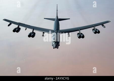 Ein strategischer Bomber der U.S. Air Force B-52H Stratofestung steigt über die saudische Wüste auf der Prince Sultan Air Base am 1. November 2019 in Al Kharj, Saudi-Arabien. Stockfoto