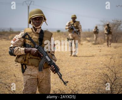 Thies, Senegal. Februar 2020. Ein burkinabe Soldat während einer Trainingspatrouille am Flintlock 20. Februar 2020 in der Nähe von Thies, Senegal. Flintlock ist die größte jährliche Übung der Special Operations Forces in Afrika, an der US-amerikanische und alliierte Truppen sowie afrikanische Partnernationen beteiligt sind. Kredit: Miguel Pena/Planetpix/Alamy Live News Credit: Planetpix/Alamy Live News Stockfoto