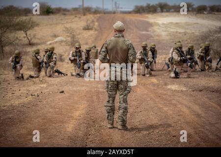 Thies, Senegal. Februar 2020. Ein Soldat der österreichischen Spezialeinsatzkräfte beobachtet Burkinabe während einer Trainingspatrouille am Flintlock 20. Februar 2020 in der Nähe von Thies, Senegal. Flintlock ist die größte jährliche Übung der Special Operations Forces in Afrika, an der US-amerikanische und alliierte Truppen sowie afrikanische Partnernationen beteiligt sind. Kredit: Miguel Pena/Planetpix/Alamy Live News Credit: Planetpix/Alamy Live News Stockfoto