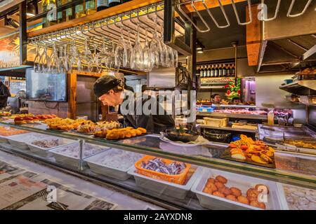 Tapas Bar, Boqueria Lebensmittelmarkt, Barcelona, Katalonien, Spanien Stockfoto