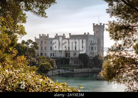 Schloss Miramare nördlich von Triest durch Bäume gesehen Stockfoto