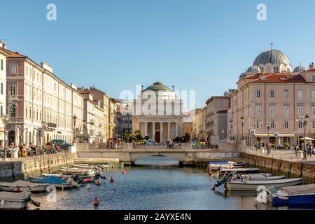 Der Ponte Rosso über den Canal Grande di Triest mit der Kirche Sant'Antonio Nuovo Stockfoto