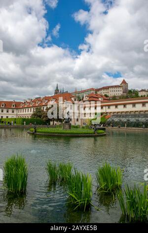 Das Schloss Wallenstein ist ein Palast des Barock in Malá Strana, Prag, das derzeit Sitz des tschechischen Senats ist. Der ursprüngliche Palast wurde in den Jahren 1623-163 erbaut Stockfoto