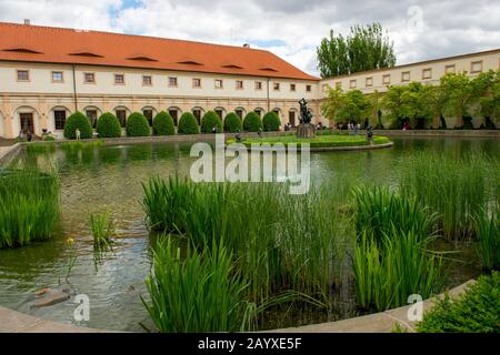 Das Schloss Wallenstein ist ein Palast des Barock in Malá Strana, Prag, das derzeit Sitz des tschechischen Senats ist. Der ursprüngliche Palast wurde in den Jahren 1623-163 erbaut Stockfoto