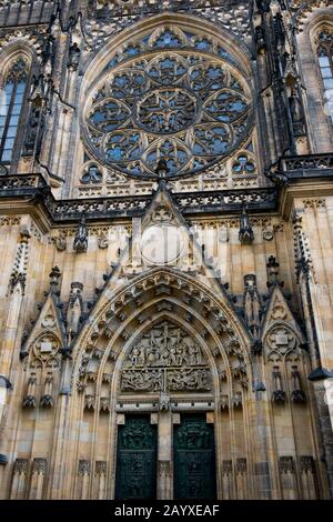 Detail der vorderen gotischen façade des Veitsdoms auf der Prager Burg, der Hauptstadt und größten Stadt Tschechiens. Stockfoto