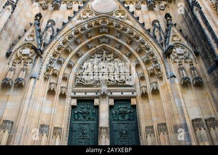 Detail der vorderen gotischen façade des Veitsdoms auf der Prager Burg, der Hauptstadt und größten Stadt Tschechiens. Stockfoto