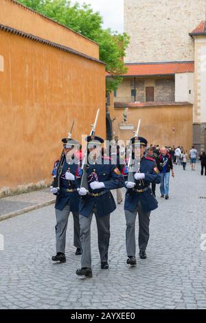 Wechsel der Wachfeier auf der Prager Burg in Prag, der Hauptstadt und größten Stadt Tschechiens. Stockfoto