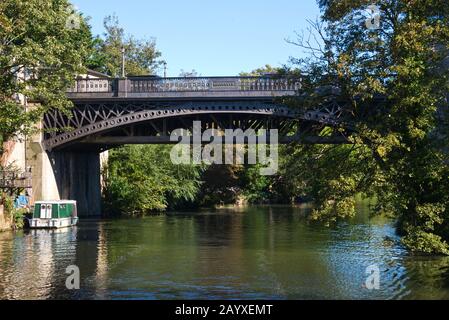 Die als Grade II aufgeführte Bogenspannweite aus Gusseisen, Cleveland Bridge über den Fluss Avon bei Bathwick in der Nähe von Bath, Somerset, England, Großbritannien Stockfoto