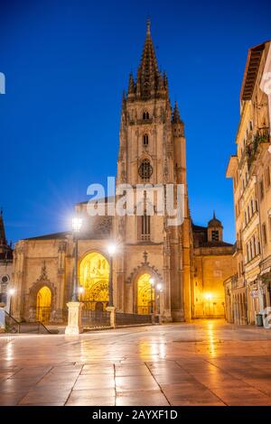 Die Kathedrale von Oviedo, Spanien, gegründet von König Fruela I. von Asturien in 781 AD und ist im Alfonso II Square entfernt. Stockfoto