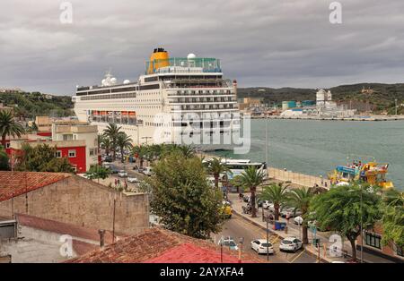 Mahon Hafen auf Menorca mit Kreuzfahrtschiff an der Costa Riviera, das neben dem Quay liegt Stockfoto