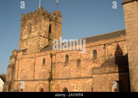 St. Mary's Priory Church in der malerischen Stadt Chepstow in Südwales, in unmittelbarer Nähe zum historischen Schloss und Museum der Stadt. Stockfoto