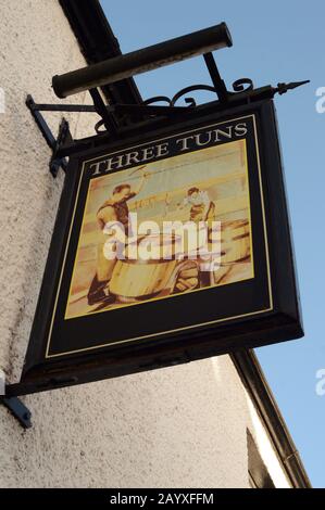 Das Pub-Zeichen des Three Tuns Inn befindet sich in Chepstow, Monmouthshire, SE Wales im Vereinigten Königreich. Das Inn ist sowohl ein Hotel als auch eine öffentliche Bar. Stockfoto