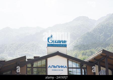 Sotschi. Krasnaja Polyana. Russland - 5. September 2018: Gazprom Ski Сentre Alpika in Krasnaja Polyana. Stockfoto