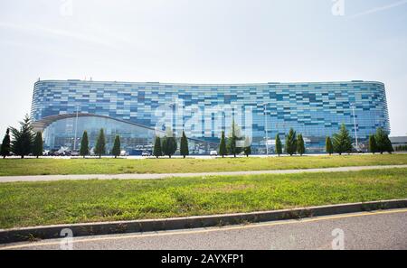 Adler, Sotschi, Russland - 6. September 2018: Eispalast "Iceberg" im Olympiapark Sotschi. Stockfoto