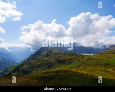 Melchsee-Frutt, Schweiz: Panorama auf den Tannensee (See) und das Schwarzenbachtal im Berner Oberland Stockfoto