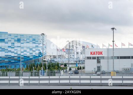 Adler, Sotschi, Russland - 7. September 2018: Eispalast "Iceberg" und Stadion "Fisht" im Olympiapark Sotschi. Stockfoto