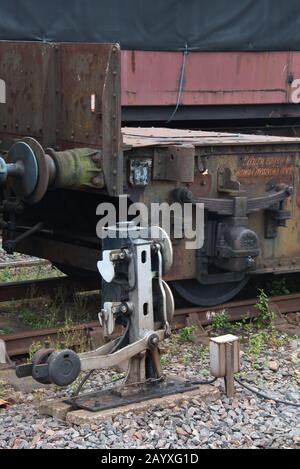 Ein alter Flachbettwagen, der auf die Wiederherstellung in einem Abstellplatz am Bahnhof Minehead der West Somerset Railway wartet. Stockfoto