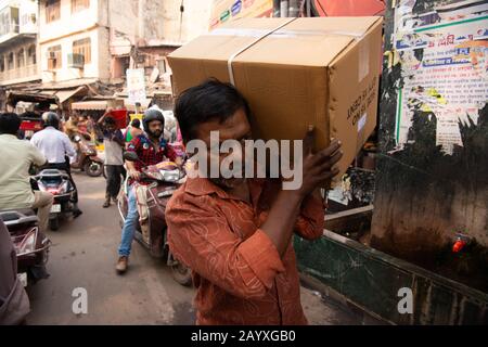 Händler machen sich auf den Weg durch die überfüllten Straßen des Marktes in Dehli, Indien. Stockfoto