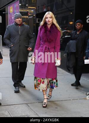 New York, USA. Februar 2020. Februar 2020 Anya Taylor-Joy verlässt Good Morning America, um über den neuen Film Emma in NewYork zu sprechen.17. Februar 2020. Kredit: MediaPunch Inc/Alamy Live News Stockfoto