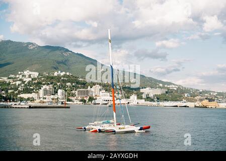 Jutta. Krim. Russland - 31. August 2017: Hafen von Jutta auf der Krim. Trimaran im Vordergrund. Stockfoto