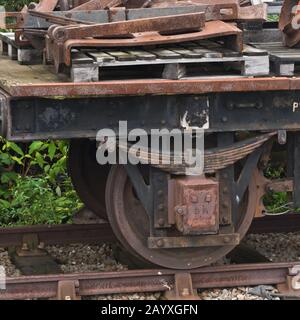 Ein alter Flachbettwagen, der auf die Wiederherstellung in einem Abstellplatz am Bahnhof Minehead der West Somerset Railway wartet. Stockfoto