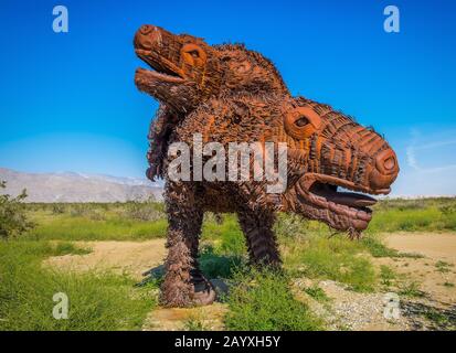 California, USA, März 2019, Harlans Ground Sloth Metallskulptur des Künstlers Ricardo Breceda im Anza-Borrego Desert State Park Stockfoto