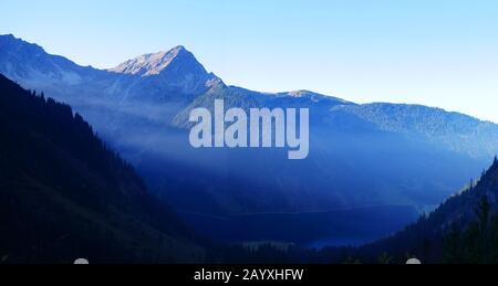 Tannheimer Tal, Österreich: Blick auf den Vilsalpsee und die umliegenden alpen Stockfoto