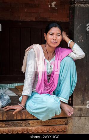 Nicht identifizierte nepalesische Frau in Bhaktapur, Nepal, die von der UNESCO als Weltkulturerbe für ihre reiche Kultur, Tempel und Kunstwerke aus Holz gelistet wurde Stockfoto