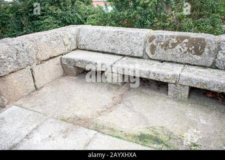 Steinerner Sitz, der von Zeit zu Zeit an der Seite einer römischen Brücke in Merida, Spanien, erbaut wurde Stockfoto