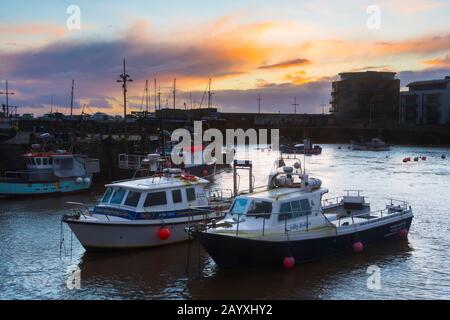 West Bay, Dorset, Großbritannien. Februar 2020. Wetter in Großbritannien. Blick auf den Hafen bei Sonnenuntergang an der West Bay in Dorset. Bildnachweis: Graham Hunt/Alamy Live News Stockfoto