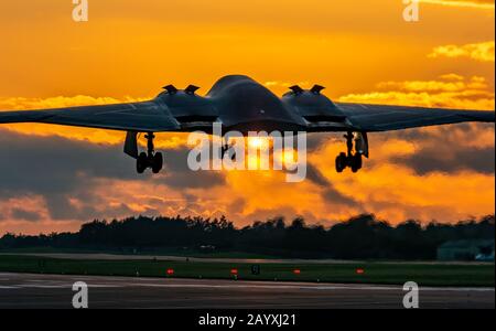 B2-Bomberflugzeug, das in den Sonnenuntergang auf RAF Fairford landet. Stockfoto