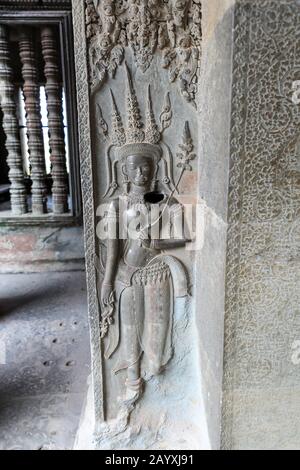 Schnitzereien tanzender Mädchen namens Asparas im Angkor Wat Tempelkomplex, Siem Reap, Kambodscha, Asien Stockfoto