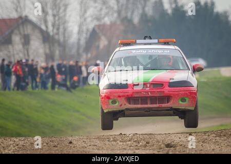 Sveta Nedjelja, Kroatien - 24. November 2019. 10. Rally Show Santa Domenica. Sicherheitswagen am Sprungabschnitt der Strecke. Stockfoto