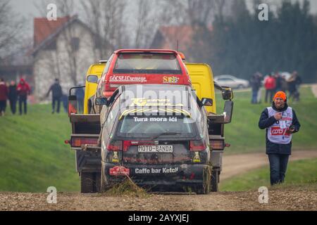 Sveta Nedjelja, Kroatien - 24. November 2019. 10. Rally Show Santa Domenica. Abschleppdienstwagen mit einem abgestürzten Wagen. Stockfoto